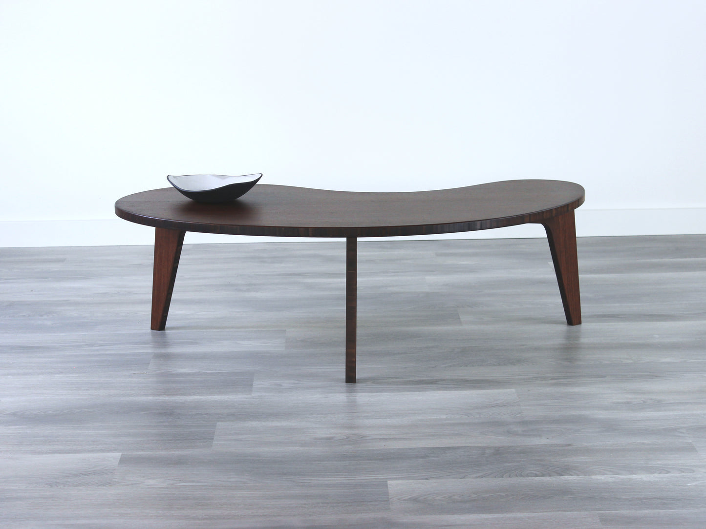 A kidney-shaped walnut bamboo table, featuring a small black and white pottery vessel placed on top. Grey flooring with a white background.
mid century modern low table
midcentury modern coffee table
floor table
japan coffee table
japan furniture
japan table
kidney coffee table
bamboo low table