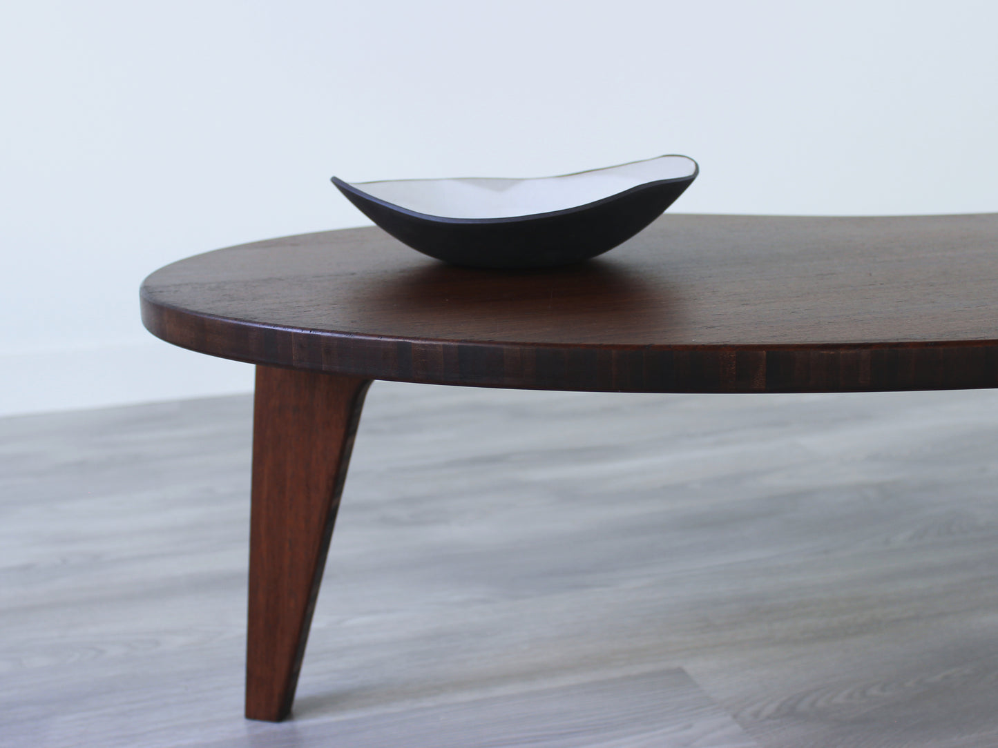 A kidney-shaped walnut bamboo table, featuring a small black and white pottery vessel placed on top. Grey flooring with a white background.
mid century modern low table
midcentury modern coffee table
floor table
japan coffee table
japan furniture
japan table
kidney coffee table
bamboo low table