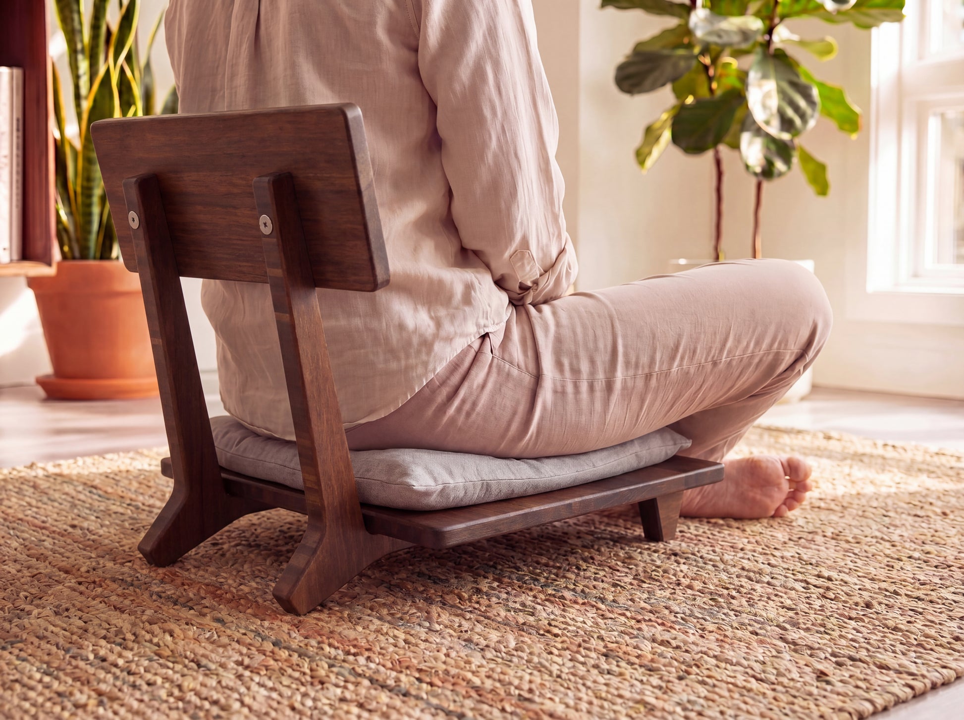 Person sitting on a bamboo chair with a cushion on a textured rug.


floor chair
chabudai
contemporary
low seating 
floor chair with back 
ergonomic 