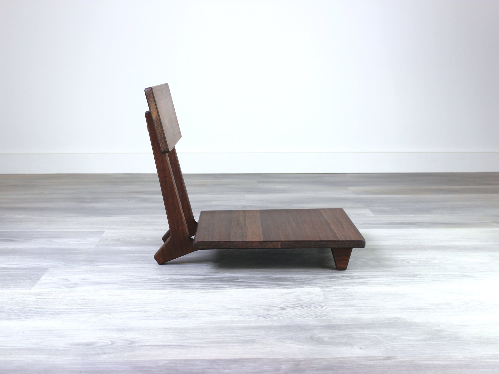 Sustainable walnut bamboo floor chair with ergonomic backrest, suitable for meditation, Kotatsu setups, and mid-century modern decor.

floor chair
chabudai
contemporary
low seating 
floor chair with back 
ergonomic 
posture support
