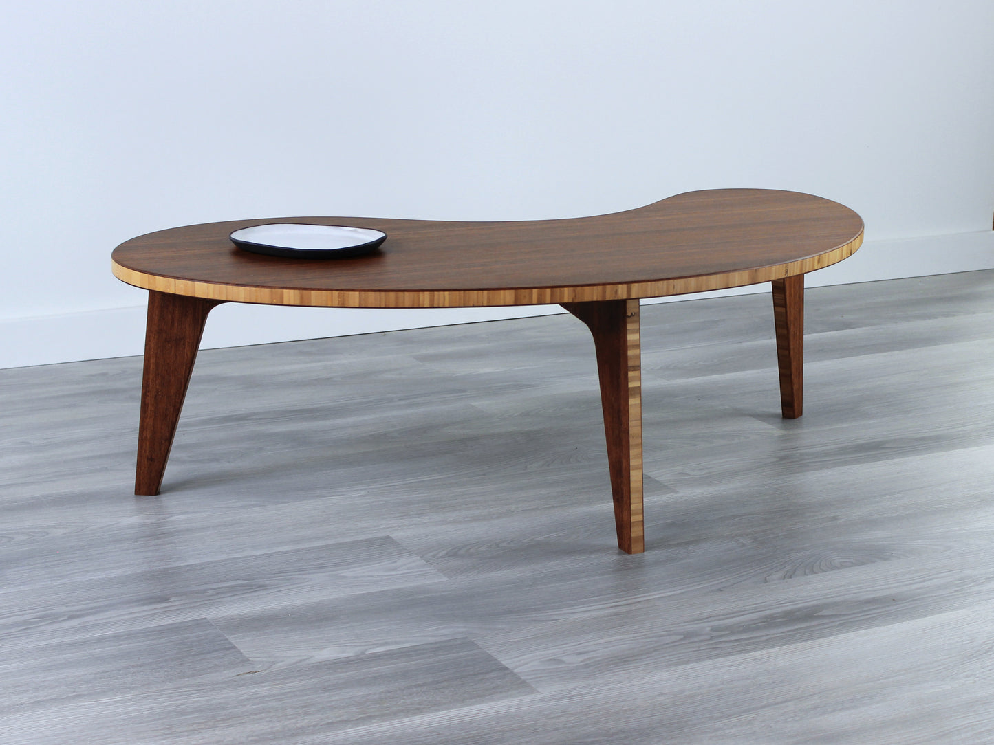 A Kidney LOW Table Set in chestnut bamboo, featuring a small black and white pottery vessel placed on top.  Placed on a Grey flooring with a white background. 

mid century modern low table
midcentury modern coffee table
floor table
japan coffee table
japan furniture
japan table
kidney coffee table 
bamboo low seating
