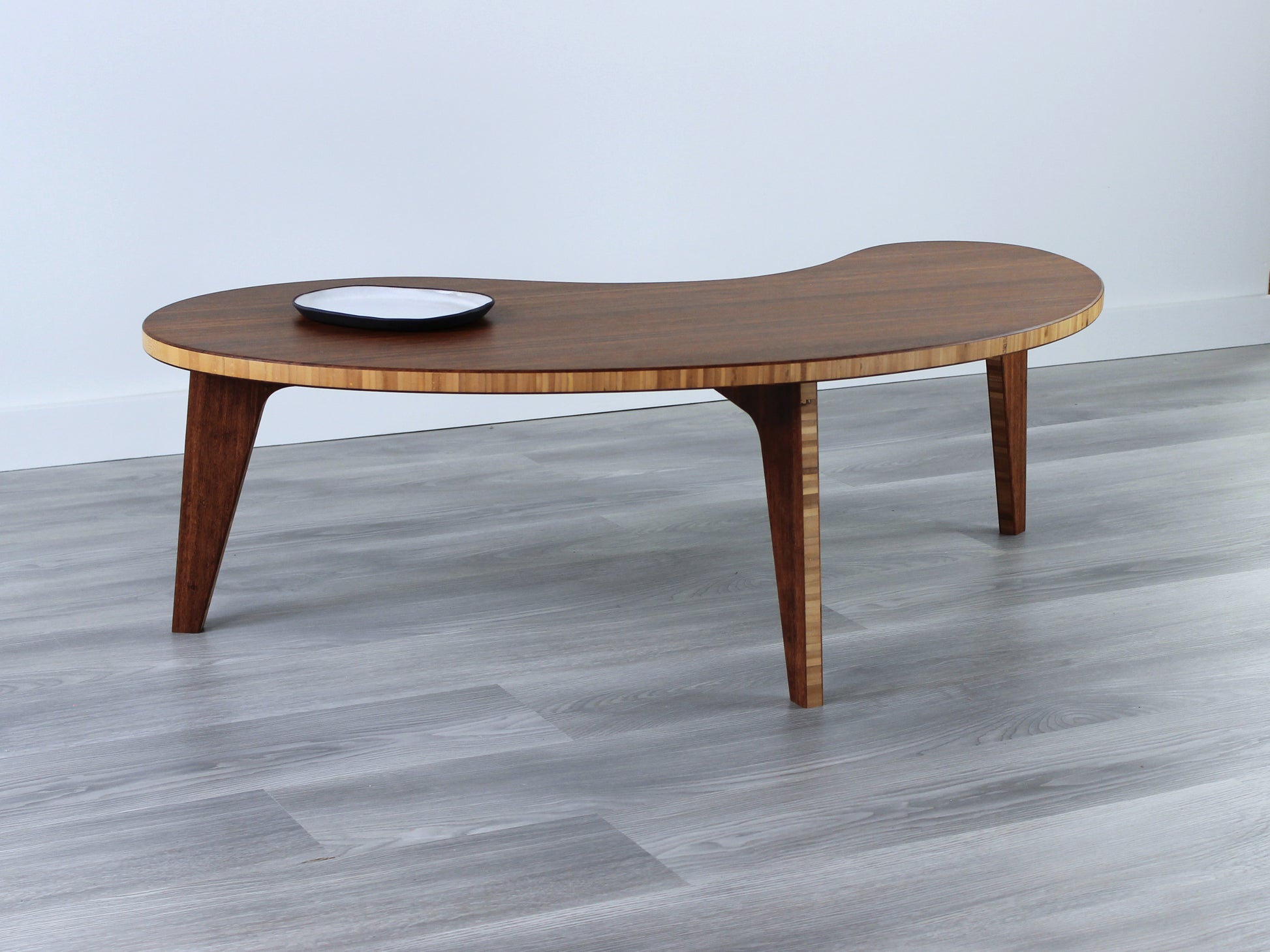 A Kidney LOW Table Set in chestnut bamboo, featuring a small black and white pottery vessel placed on top.  Placed on a Grey flooring with a white background. 

mid century modern low table
midcentury modern coffee table
floor table
japan coffee table
japan furniture
japan table
kidney coffee table 
bamboo low seating