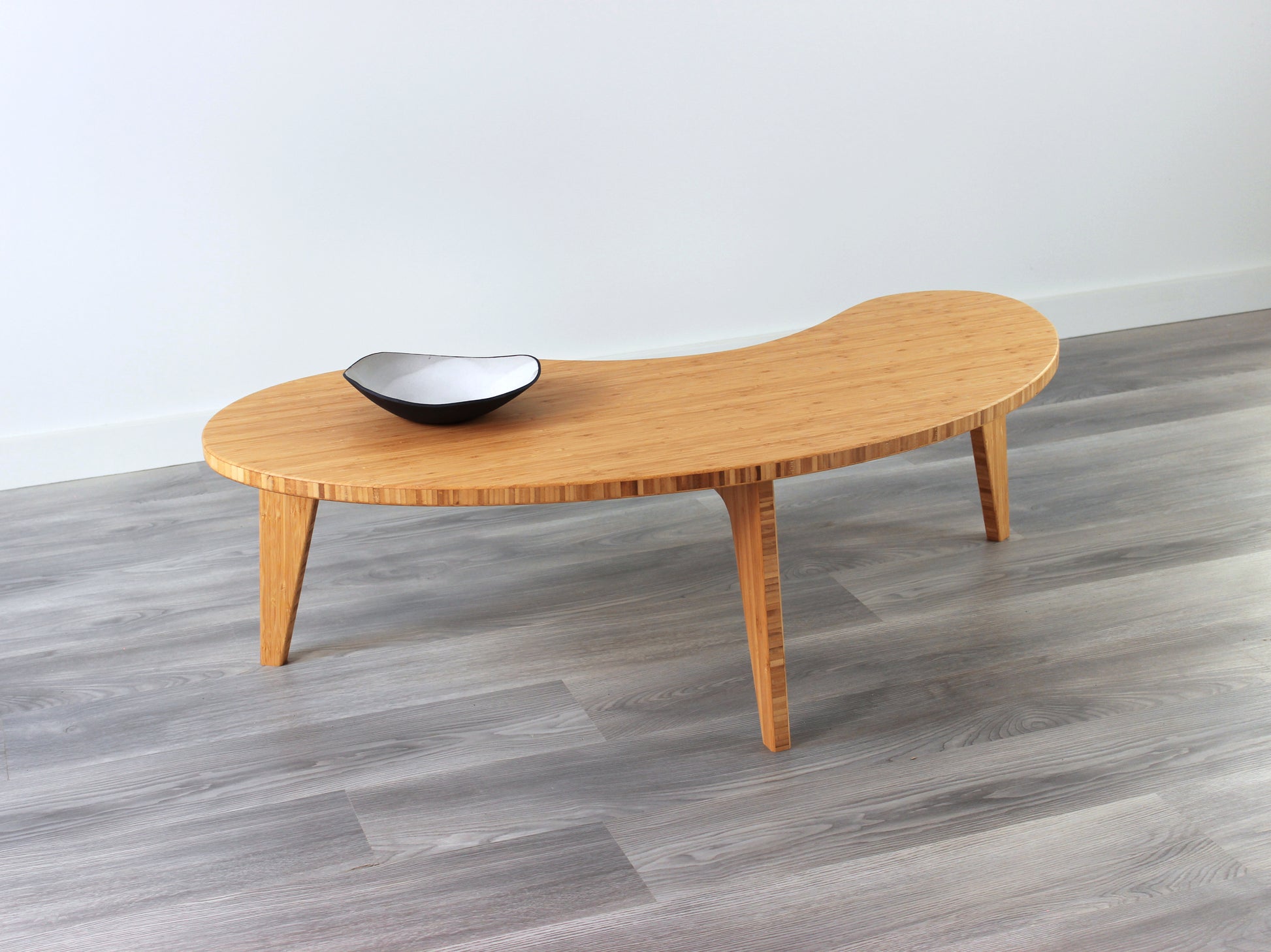 A Kidney LOW Table Set in natural bamboo, featuring a small black and white pottery vessel placed on top.  Placed on a Grey flooring with a white background. 

mid century modern low table
midcentury modern coffee table
floor table
japan coffee table
japan furniture
japan table
kidney coffee table 
bamboo low seating