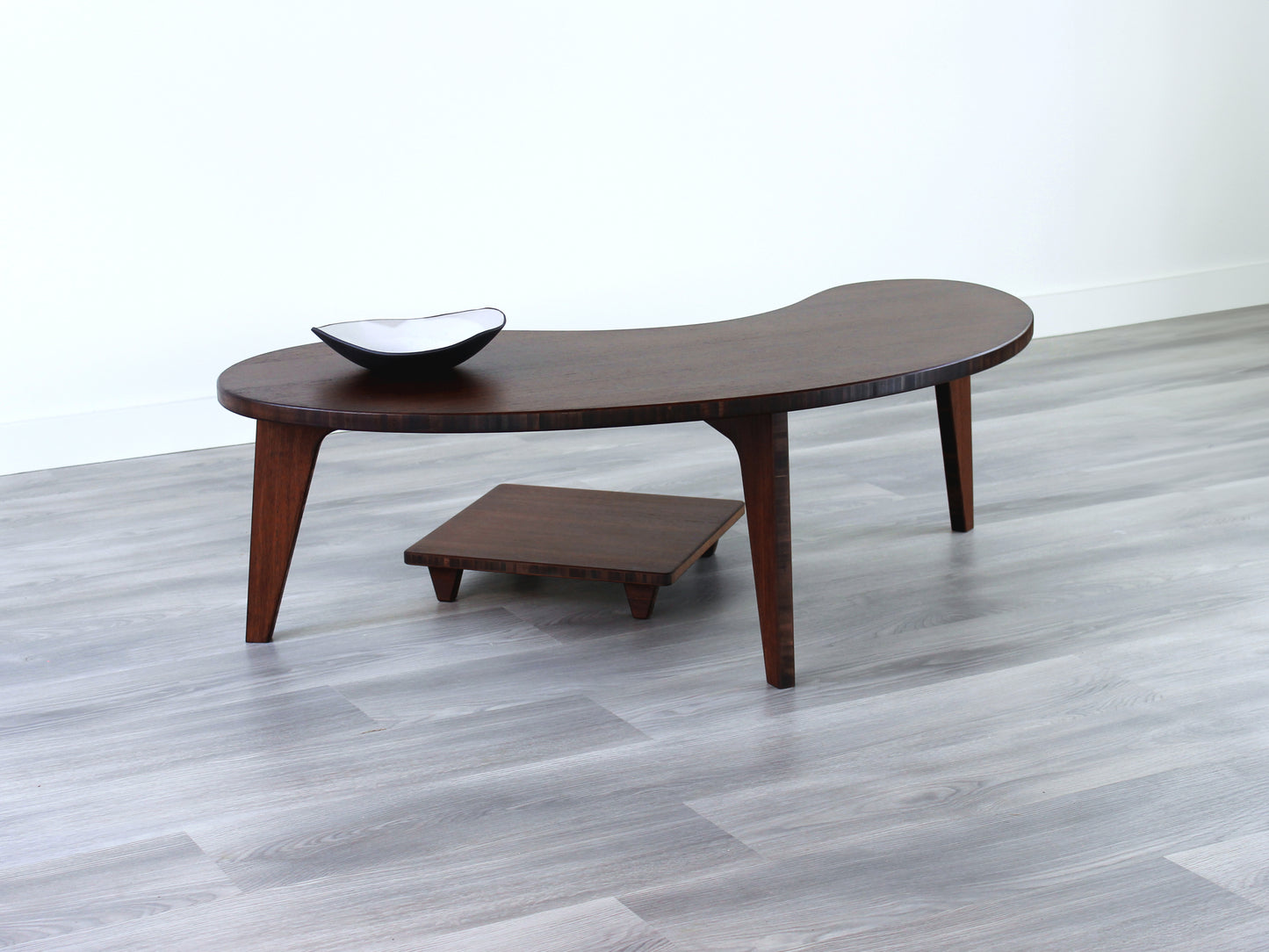 A Kidney LOW Table Set in walnut bamboo, featuring a small black and white pottery vessel placed on top. Floor Chair Posture set underneath. Placed on a Grey flooring with a white background. 

mid century modern low table
midcentury modern coffee table
floor table
japan coffee table
japan furniture
japan table
kidney coffee table 
bamboo low seating