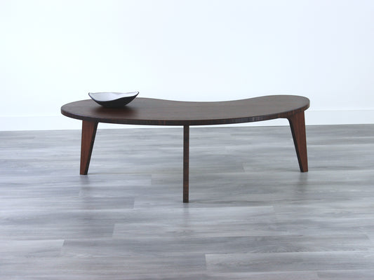 A kidney-shaped walnut bamboo table, featuring a small black and white pottery vessel placed on top. Grey flooring with a white background. 

mid century modern low table
midcentury modern coffee table
floor table
japan coffee table
japan furniture
japan table
kidney coffee table 
bamboo low table