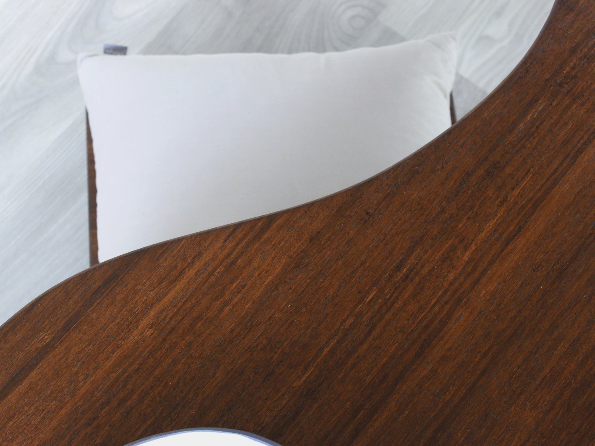 A kidney-shaped walnut bamboo table. Grey flooring with a Floor Chair Posture with a white pillow set underneath.

mid century modern low table
midcentury modern coffee table
floor table
japan coffee table
japan furniture
japan table
kidney coffee table 
bamboo low table